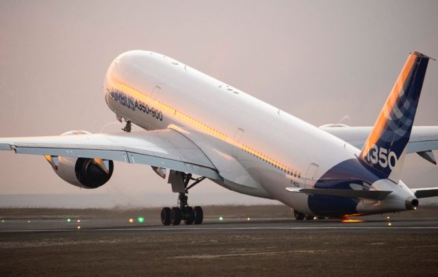 British Airways A350 uszkodzony podczas uderzenia w ogonem o pas na lotnisku Heathrow