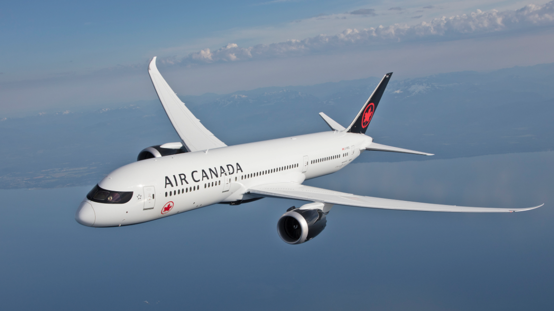 Lot z pomocą humanitarną Air Canada wysyła pomoc na Ukrainę przez Polskę, lotnisko Chopina