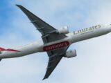 Boeing 777-300ER linii Emirates po starcie z lotniska Londyn-Stansted