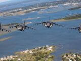 Cztery AV-8B Harrier II dywizjonu VMA-223 w locie nad wybrzeżem Karoliny Północnej