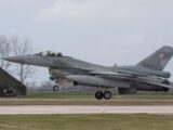 Samolot F-16C polskich Sił Powietrznych na drodze startowej