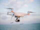 Dron wielowirnikowy w locie
