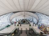 Wnętrze terminalu lotniska Suvarnabhumi w Bangkoku